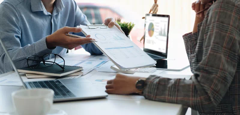 2 personnes analysant des graphiques