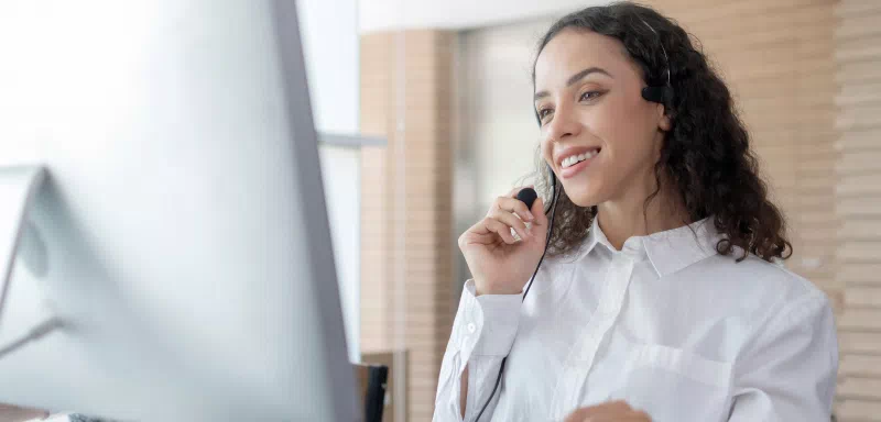 Une standardiste qui conseille un client au téléphone