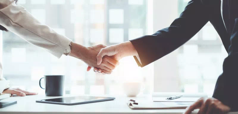 poignée de main entre 2 personnes