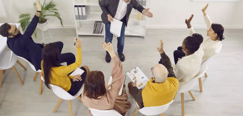 6 personnes levant la main pour répondre à la question du formateur