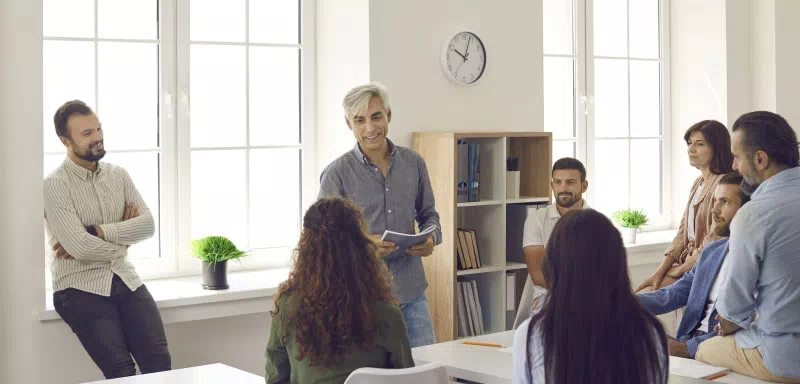 réunion entre plusieurs personnes