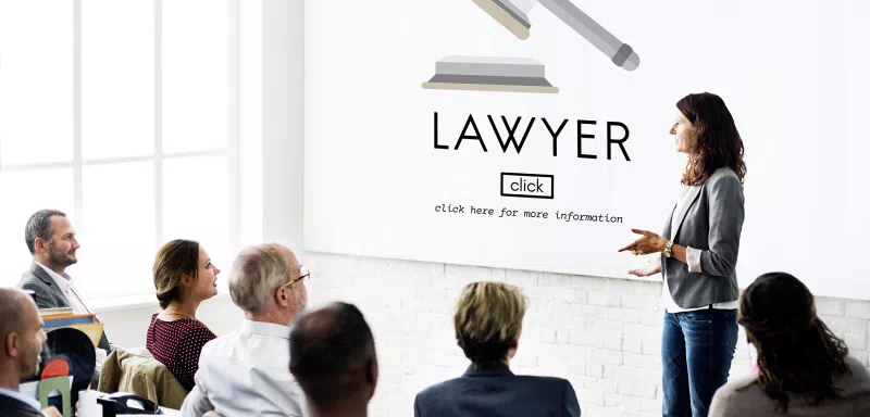 Plusieurs personnes assistant à la présentation d'un PowerPoint.