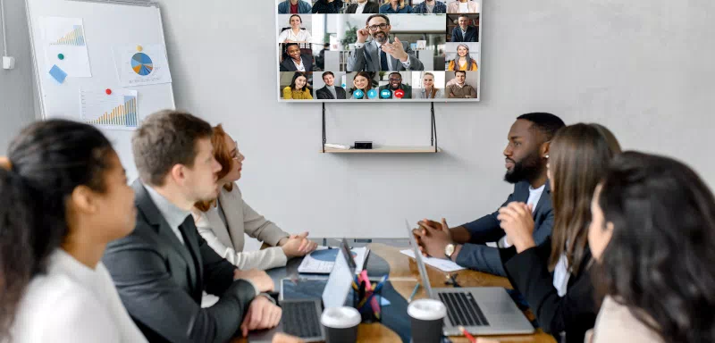Plusieurs personnes assistant à un meeting en visioconférence